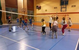 na zdjęciu widać uczni&oacute;w klasy 5c grających w siatk&oacute;wkę podczas Nocki w szkole