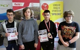 na zdjęciu widać uczni&oacute;w , laureat&oacute;w konkursu szachowego