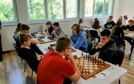 na zdjęciu widać uczni&oacute;w podczas rozgrywek szachowych