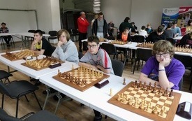 Na zdjęciu widać szkolnych mistrz&oacute;w szachowych oczekujących na rozgrywki