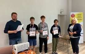 na zdjęciu widać laureat&oacute;w konkursu i jury