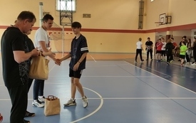 na zdjęciu widać nauczycieli wf-u wręczających nagrody w zawodach sportowych