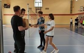 na zdjęciu widać nauczycieli wf-u wręczających nagrody w zawodach sportowych
