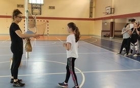 na zdjęciu widać nauczycieli wf-u wręczających nagrody w zawodach sportowych