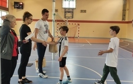 na zdjęciu widać nauczycieli wf-u wręczających nagrody w zawodach sportowych