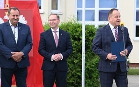 na zdjęciu widać dyrektora szkoły, w&oacute;jta gminy i radnego