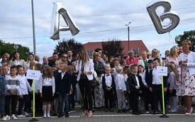 na zdjęciu widać uczni&oacute;w z klas młodszych podczas rozpoczęcia roku szkolnego