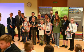 na zdjęciu widać laureat&oacute;w zawod&oacute;w szachowych