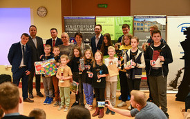 na zdjęciu widać laureat&oacute;w zawod&oacute;w szachowych
