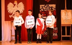 na zdjęciu widać uczni&oacute;w klas młodszych odgrywających scenkę rozbioru Polski