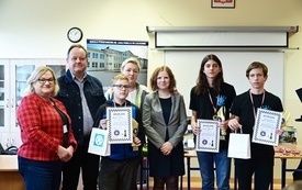 na zdjęciu widać laureat&oacute;w konkursu szachowego