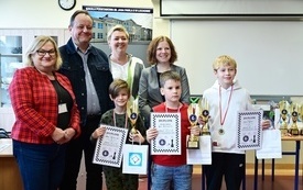 na zdjęciu widać laureat&oacute;w konkursu szachowego