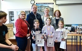 na zdjęciu widać laureat&oacute;w turnieju szachowego