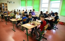 na zdjęciu widać uczni&oacute;w podczas rozgrywek szachowych