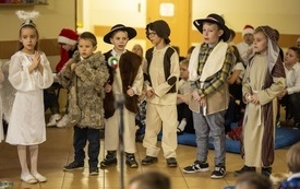 na zdjęciu widać uczni&oacute;w klas młodszych podczas występ&oacute;w na jasełkach