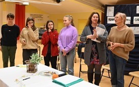 na zdjęciu widać uczestnik&oacute;w świątecznego czytanie