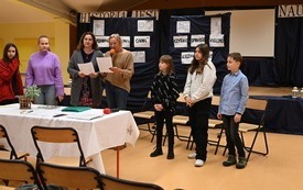 na zdjęciu widać uczestnik&oacute;w świątecznego czytanie