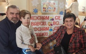 na zdjęciu widać wnuczka ze swoimi dziadkami