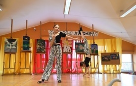 na zdjęciu widać uczestnik&oacute;w Szkolnego Mam Talent podczas pokazowego tańca