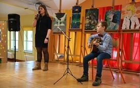 na zdjęciu widać uczestnik&oacute;w Szkolnego Mam Talent podczas śpiewania i grania na gitarze