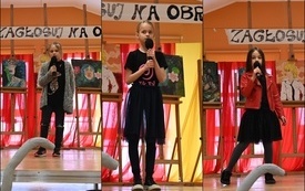 na zdjęciu widać uczestnik&oacute;w Szkolnego Mam Talent podczas śpiewania
