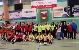na zdjęciu widać wszystkich uczestnik&oacute;w zawod&oacute;w sportowych