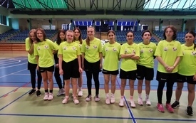 na zdjęciu widać uczennice w ż&oacute;łtych koszulkach sportowych