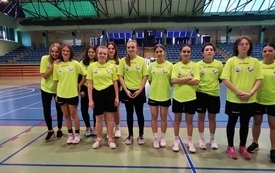 na zdjęciu widać uczennice w ż&oacute;łtych koszulkach sportowych