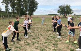 na zdjęciu widać dzieci uczestniczące w zabawie sportowej