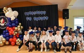 na zdjęciu widać uczni&oacute;w klas pierwszych czekających na swoje pasowanie na ucznia