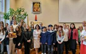 na zdjęciu widać grupę uczni&oacute;w i dorosłych