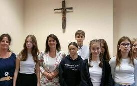 na zdjęciu widać uczni&oacute;w naszej szkoły z posłanka i nauczycielka religii