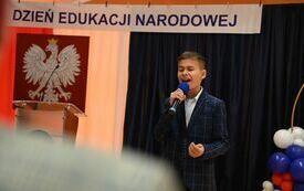 na zdjęciu widać śpiewającego członka ch&oacute;ru Sereno