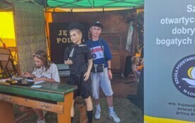 Na zdjęciu widać wolontariusza SP Łochowo na stanowisku warsztat&oacute;w fotograficznych podczas Święta Gminy Białe Błota