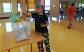 na zdjęciu widać głosująca uczennice