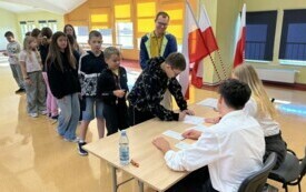 na zdjęciu widać uczni&oacute;w biorących udział w wyborach do samorządu szkolnego
