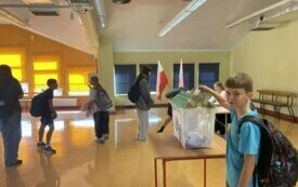 na zdjęciu widać uczni&oacute;w biorących udział w wyborach do samorządu szkolnego