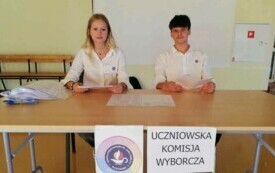 na zdjęciu widać uczni&oacute;w z komisji wyborczej
