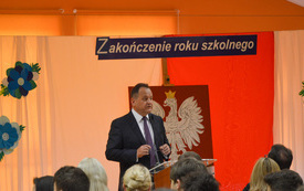 Na zdjęciu widać dyrektora przemawiającego podczas uroczystości zakończenia roku szkolnego.