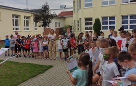 Na zdjęciu widać uczestnik&oacute;w p&oacute;łkolonii i nauczycieli podczas rozdania dyplom&oacute;w na zakończenie p&oacute;łkolonii.