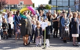 Na zdjęciu widać klasę 1c wraz z rodzicami i wychowawczynią