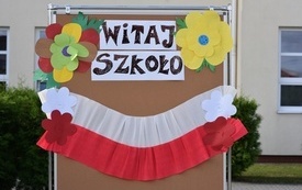 Na zdjęciu widać dekoracje -napis Witaj szkoło