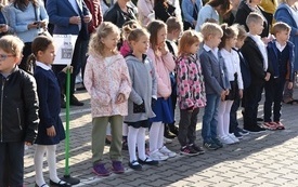 Na zdjęciu widać małych uczni&oacute;w klas "0" podczas apelu z okazji rozpoczęcia roku szkolnego