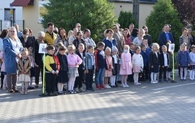 Na zdjęciu widać małych uczni&oacute;w klas"0" wraz z rodzicami i wychowawcami podczas apelu z okazji rozpoczęcia roku szkolnego