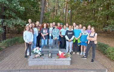 na zdjęciu widać uczni&oacute;w 6c przy pomniku, upamiętniającym ofiary powstania wielkopolskiego w Łochowie