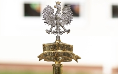 głowica sztandaru szkoły metalowy orzeł biały z nazwą szkoły