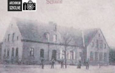 Zdjęcie szkoły pochodzące z widok&oacute;wki wysłanej z Łochowa w październiku 1902 roku