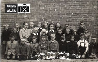 Zdjęcie przedstawia uczni&oacute;w szkoły w Łochowie z roku szkolnego 1955-1956