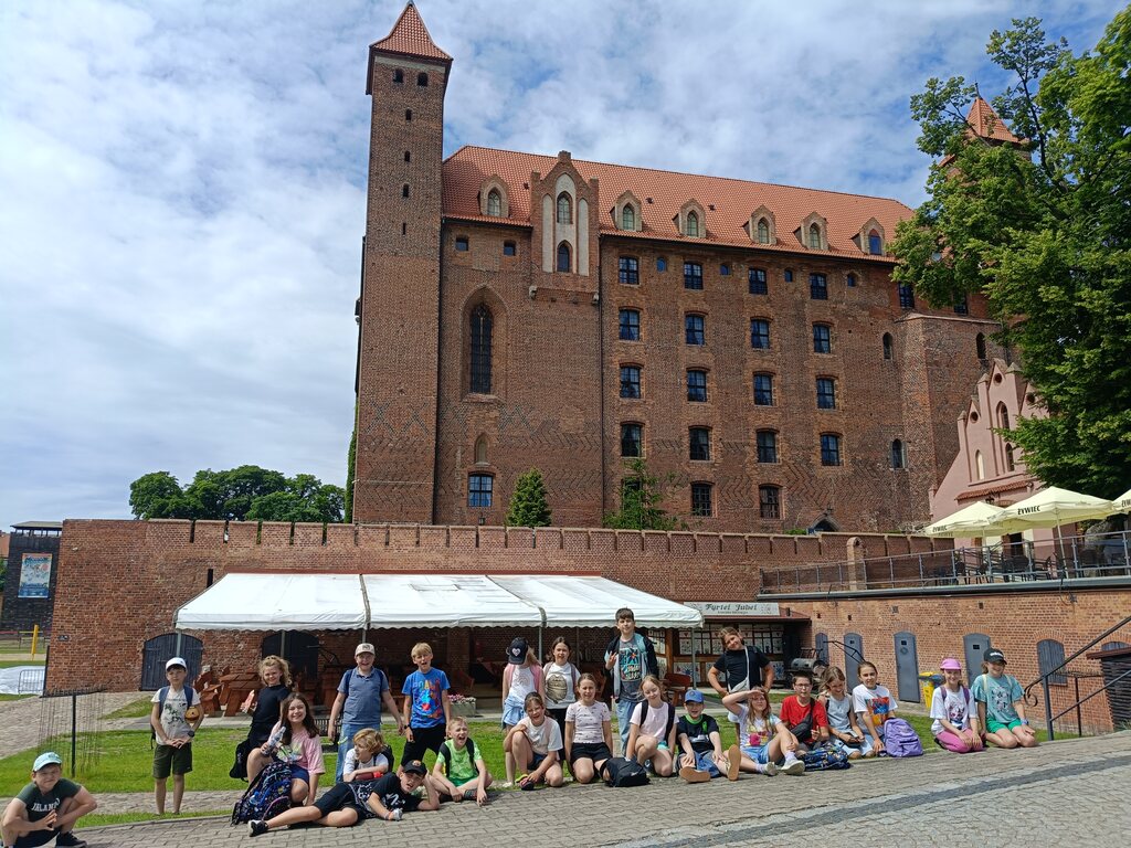 Zdjęcie przedstawia uczni&oacute;w klasy 3b na&nbsp;wycieczce, w&nbsp;tle zamek w&nbsp;miejscowości Gniew.