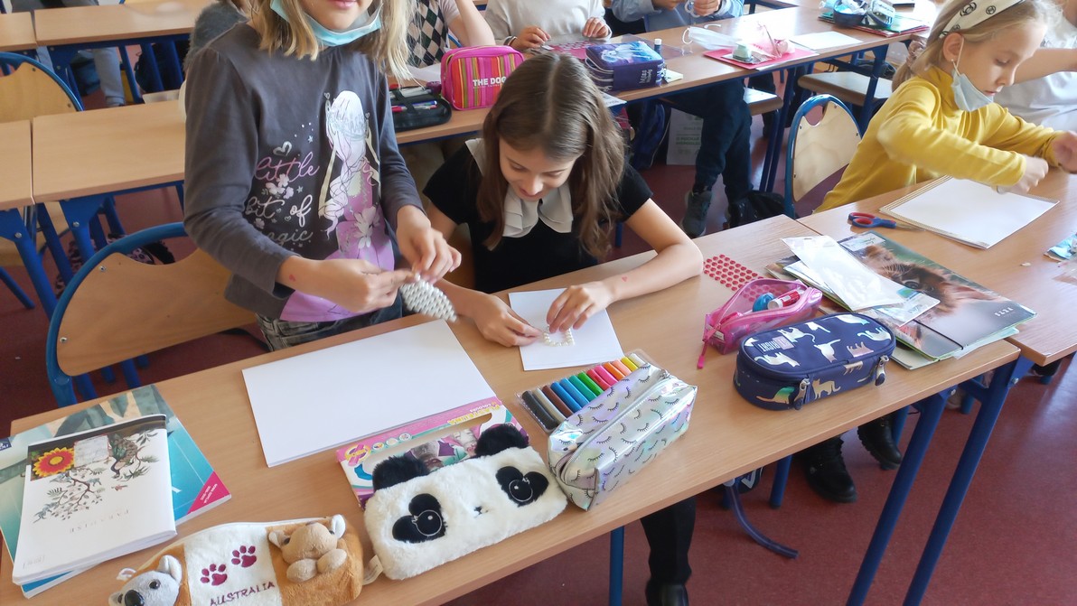 Laurka dla bohatera Na obrazku widać grupę uczniów przygotowujących laurki na konkurs